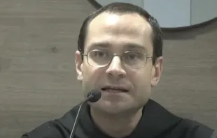 P. Santiago Cantera, prior de la comunidad benedictina Del Valle de los Cau00eddos (Espau00f1a). Cru00e9dito: Captura pantalla Youtube Canal Hispania.  