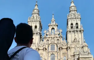 Un peregrino llega a las puertas de la Catedral de Santiago de Compostela. Crédito: Cathopic 