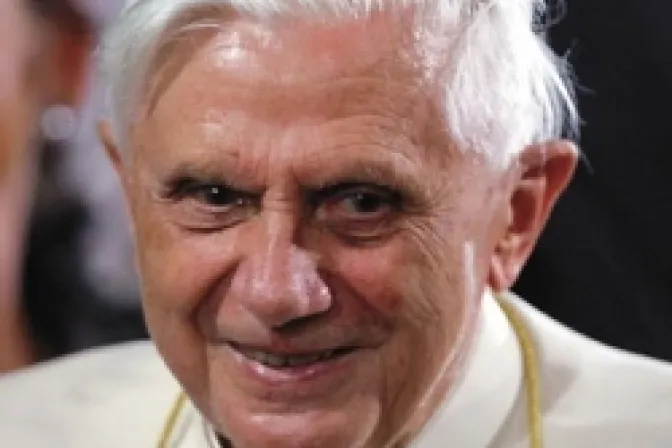 Como María centrar la vida en Dios que es fuente de alegría, exhorta Benedicto XVI