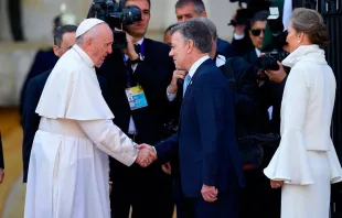 El Papa Francisco saluda al Presidente Juan Manuel Santos. Foto: Efraín Herrera / Presidencia de Colombia 