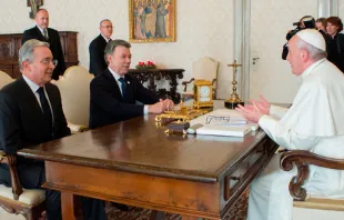 El Expresidente de Colombia, Álvaro Uribe; y el Presidente de Colombia, Juan Manuel Santos, en la audiencia con el Papa Francisco en el Vaticano. Foto: L'Osservatore Romano 