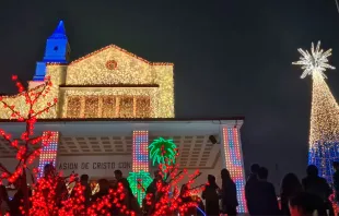 Santuario de Monserrate iluminado con luces navideñas. Crédito: Cortesía Eduardo Berdejo / ACI Prensa 