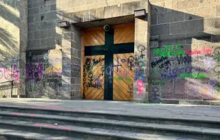Exterior del Santuario de Nuestra Señora de la Soledad en Guadalajara, tras marcha feminista. Crédito: Cortesía. 
