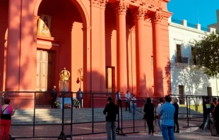 Fieles veneran a Nuestra Seu00f1ora del Valle en el atrio de la Catedral. Cru00e9dito: Prensa Iglesia Catamarca. 