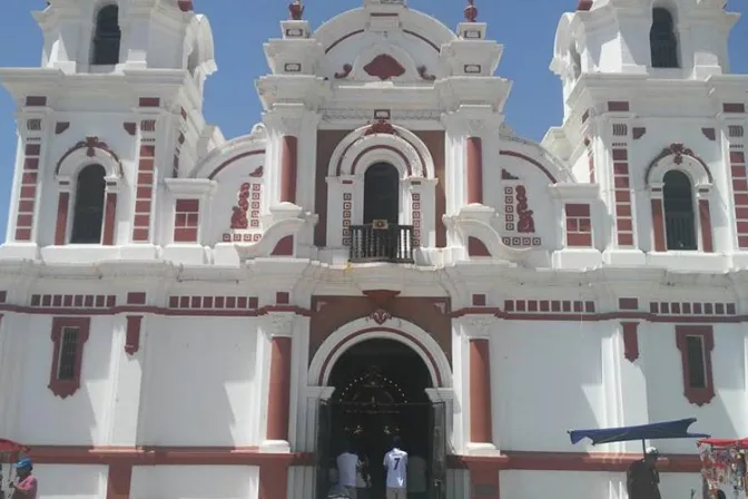 FOTOS y VIDEO: Atentan contra santuario de la Virgen del Rosario en Perú