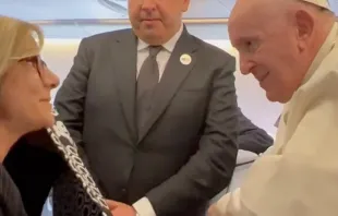 La periodista Eva Fernández con el Papa Francisco. Crédito: Captura de Twitter 