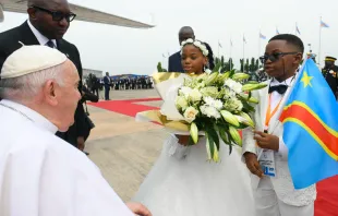 Niños entregan flores al Papa en su llegada a África. Crédito: Vatican Media 