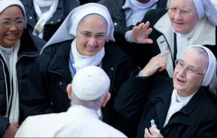 El Papa Francisco con religiosas / Imagen referencial. Crédito Daniel Ibáñez / ACI Prensa. 