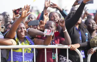 Mujeres africanas saludan al Papa Francisco. Crédito: Elias Turk/ACI Prensa 
