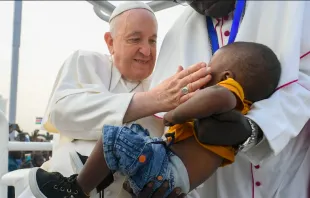 El Papa Francisco saluda a un niño durante su visita a África. Crédito: Vatican Media 
