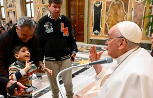 El Papa saluda a familia que se enfrenta a enfermedad rara Crédito: Vatican Media 