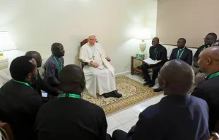 El Papa Francisco se reúne con jesuitas de República Democrática del Congo. Crédito: Vatican Media 
