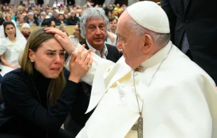 El Papa Francisco saluda a fiel emocionada en la Audiencia General. Crédito: Vatican Media 