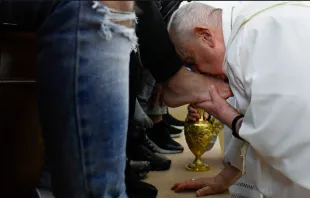 El Papa Francisco lava los pies de los presos. Crédito: Vatican Media 