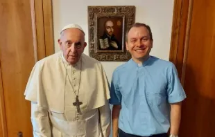 El Papa Francisco junto al P. Daniel Pellizzon. Crédito: Portal Encamino - Arzobispado de Buenos Aires 