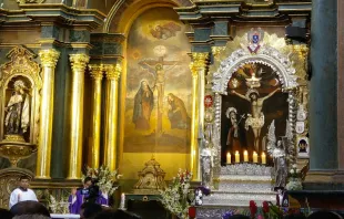 Altar e imagen original del Señor de los Milagros en iglesia de las Nazarenas, junto a réplica en andas para procesión. Crédito: David Ramos / ACI Prensa. 