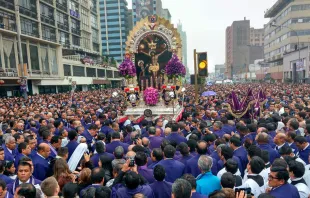 Multitud congregada alrededor del anda del Señor de los Milagros, el 18 de octubre de 2017. Foto: David Ramos / ACI Prensa. 