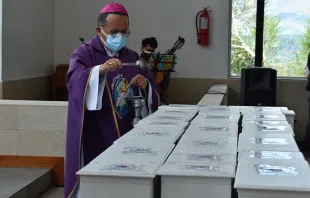 Mons. Danilo Echeverría bendice las cajas fúnebres. Créditos: Arquidiócesis de Quito  