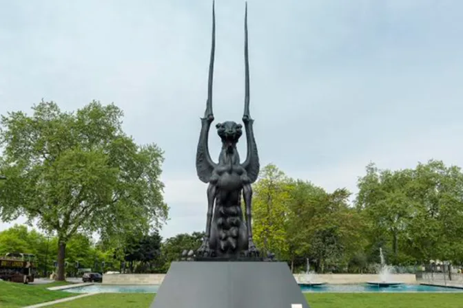 Polémica por  estatua  de “perra demoníaca” en importante plaza de Londres