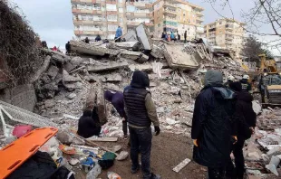 Edificio derrumbado en Diyarbakır (Turquía) tras los terremotos del 6 de febrero de 2023. Crédito: VOA / Dominio público. 