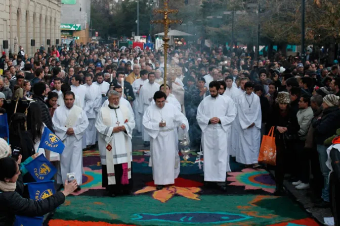 Los tiempos podrán ser oscuros pero Dios nunca abandona, dice Cardenal en Corpus Christi