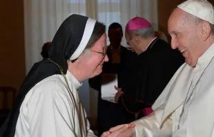 Sor Helen Alford y el Papa Francisco. Crédito: Vatican Media 