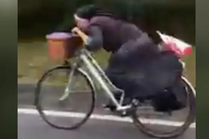 VIDEO VIRAL: Monja conduce bicicleta como profesional en la carretera