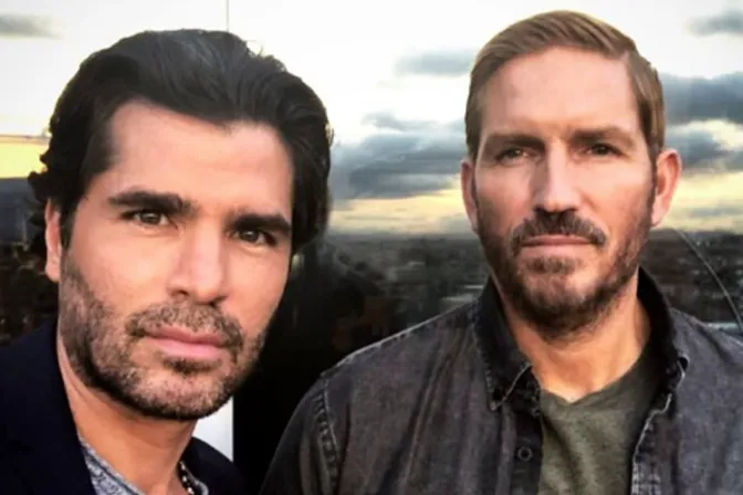 Eduardo Verástegui y Jim Caviezel rezan el Rosario por México y hacen este llamado