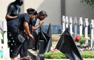 Familia visita a ser querido fallecido durante los ataques terroristas del domingo de Pascua 2019 en Sri Lanka. Crédito: Shutterstock 