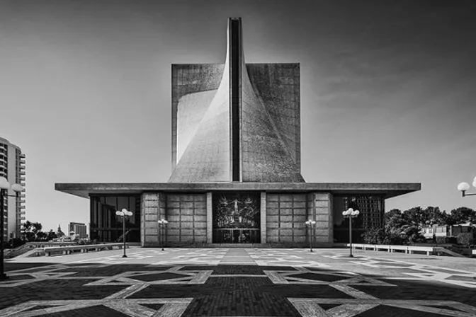 Aspersores de Catedral de San Francisco eran para limpieza y no para alejar indigentes, aclaran