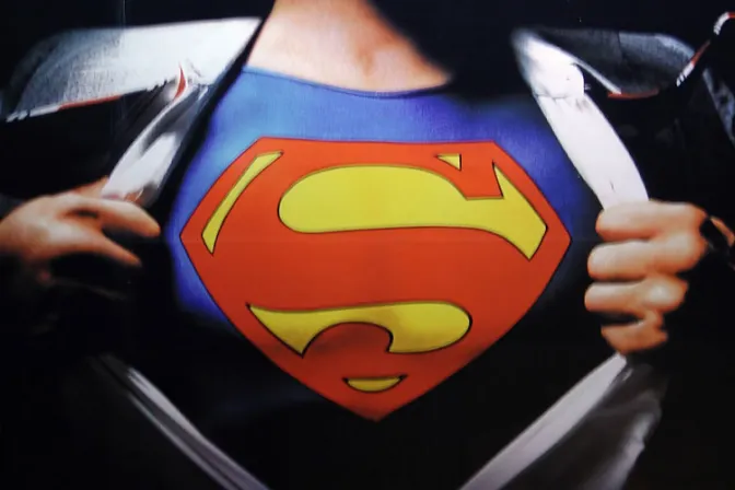 Tras anuncio de un Superman LGBT, Fray Nelson hace este desafío a padres de familia