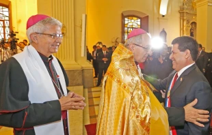 Arzobispo de Asunciu00f3n, Mons. Edmundo Valenzuela saluda a presidente de Paraguay, Horacio Cartes / Foto: Arzobispado de Asunciu00f3n 