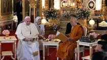 El Papa junto con el Patriarca Supremo Budista. Foto: Papal Flight Press Pool