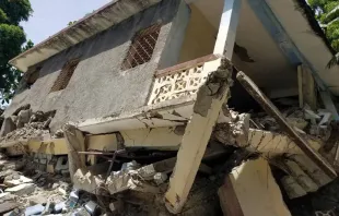 Edificio destruido por el terremoto en Haitu00ed el pasado 14 de agosto 2021. Cru00e9dito: Fundaciu00f3n Pontificia Ayuda a la Iglesia Necesitada. 