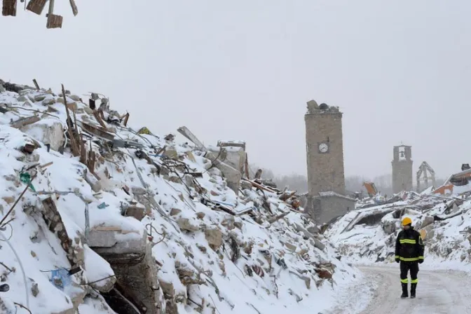 La nieve y el frío agravan situación de afectados por sismos en Italia, afirma Obispo