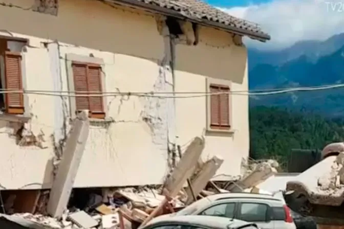 Papa Francisco envía bomberos del Vaticano a ayudar a víctimas del terremoto