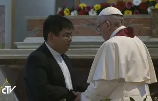 El amigo del joven asesinado saluda al Papa Francisco. Foto: Captura Youtube 