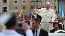 El Papa saluda a los fieles durante la Audiencia. Foto: Daniel Ibáñez / ACI Prensa