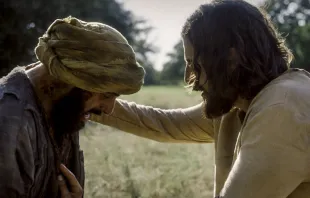 Jesús toca a un leproso en The Chosen. Crédito: Difusión 