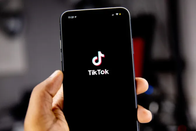 TikTok bloquea cuenta de la líder provida Lila Rose