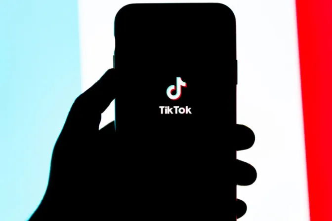 Sacerdote hace dura crítica a curso de polémicos "influencers" para evangelizar TikTok