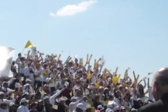 ¡Es una experiencia maravillosa ver al Papa!, exclaman católicos en aeropuerto de Guanajuato