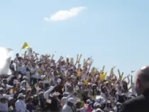 Fieles que esperaron a Benedicto XVI en aeropuerto de Guanajuato.