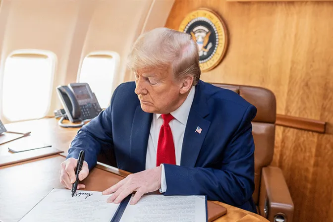 Trump firma decreto para promover libertad religiosa internacional