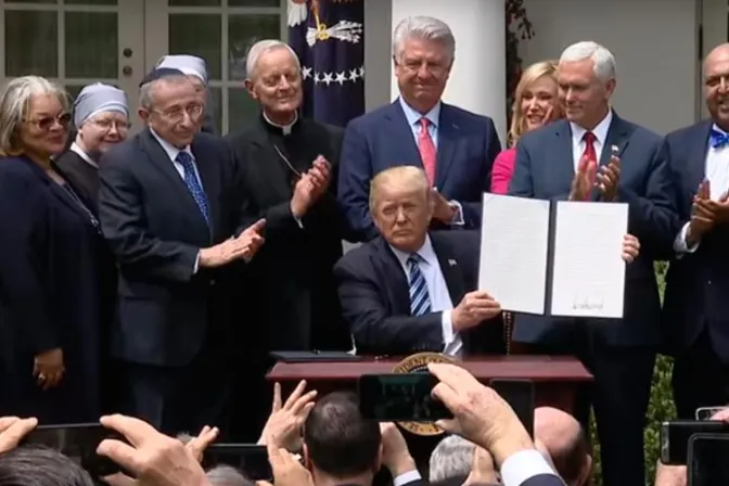 Trump firma orden ejecutiva para proteger libertad religiosa en Estados Unidos