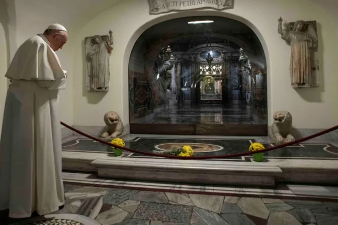 El Papa Francisco reza ante las tumbas de sus predecesores en el Día de Difuntos