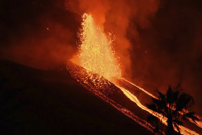 A pesar de erupción del volcán llovieron pétalos sobre cementerio en Día de difuntos 