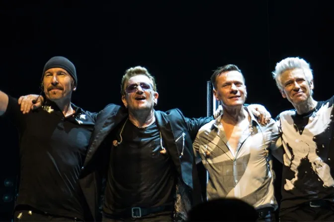 U2 apoya legalizar el aborto en Irlanda