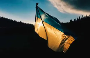 Bandera de Ucrania. Crédito: Max Kukurudziak / Unsplash 