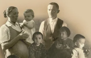 Józef y Wiktoria Ulma junto a sus hijos / Crédito: Credit: The Ulma Family Museum of Poles Saving Jews in World War II 